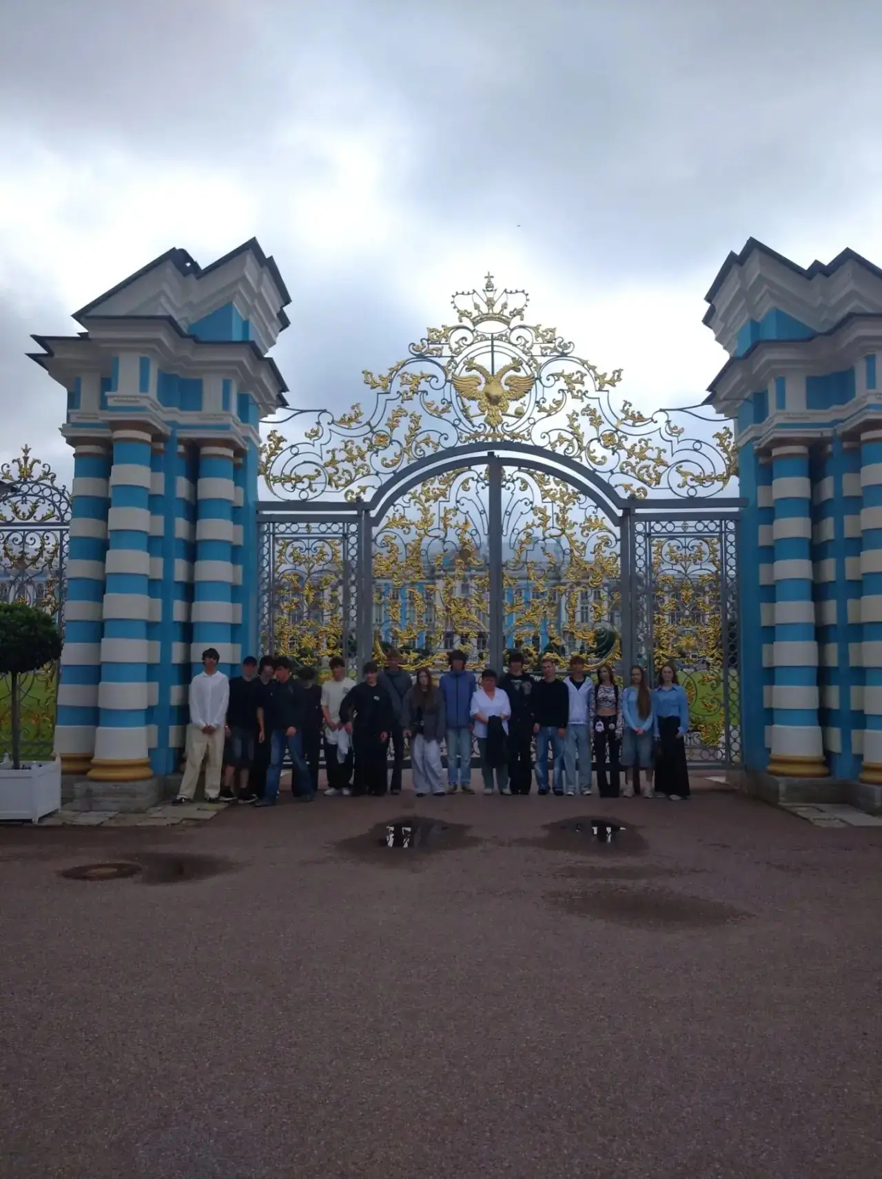 Ученики 9 Б класса вернулись из невероятной поездки в Санкт-Петербург! И вот как это было.

Мы побыв
