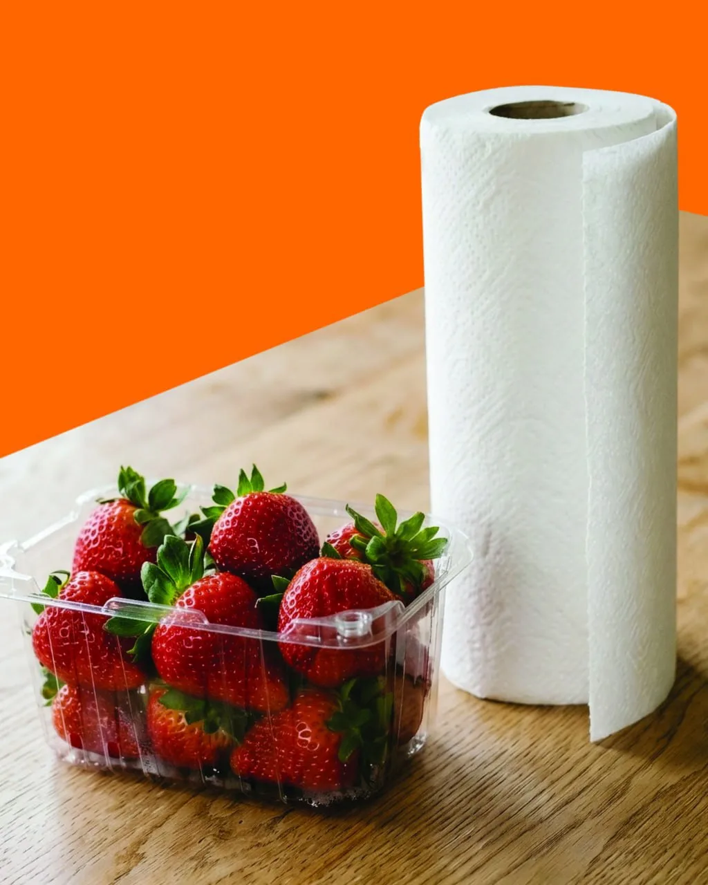 Как продлить жизнь клубнике 🍓

Клубника — ягода нежная: купили утром, к вечеру уже мягкая. А выбрас
