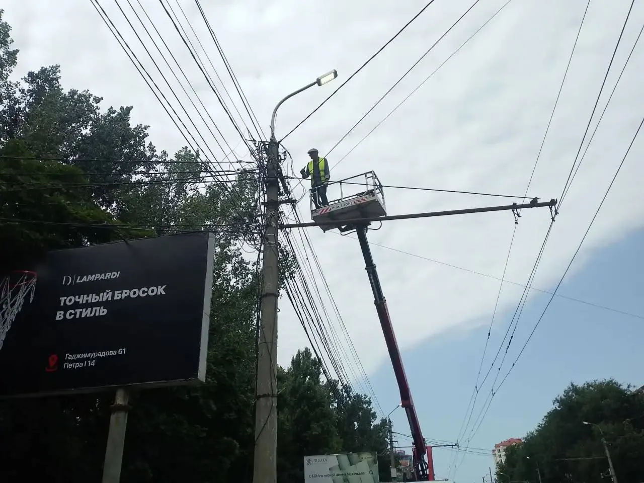 Ремонт и замена уличных светильников на улицах Акушинского и проспекте имама Шамиля