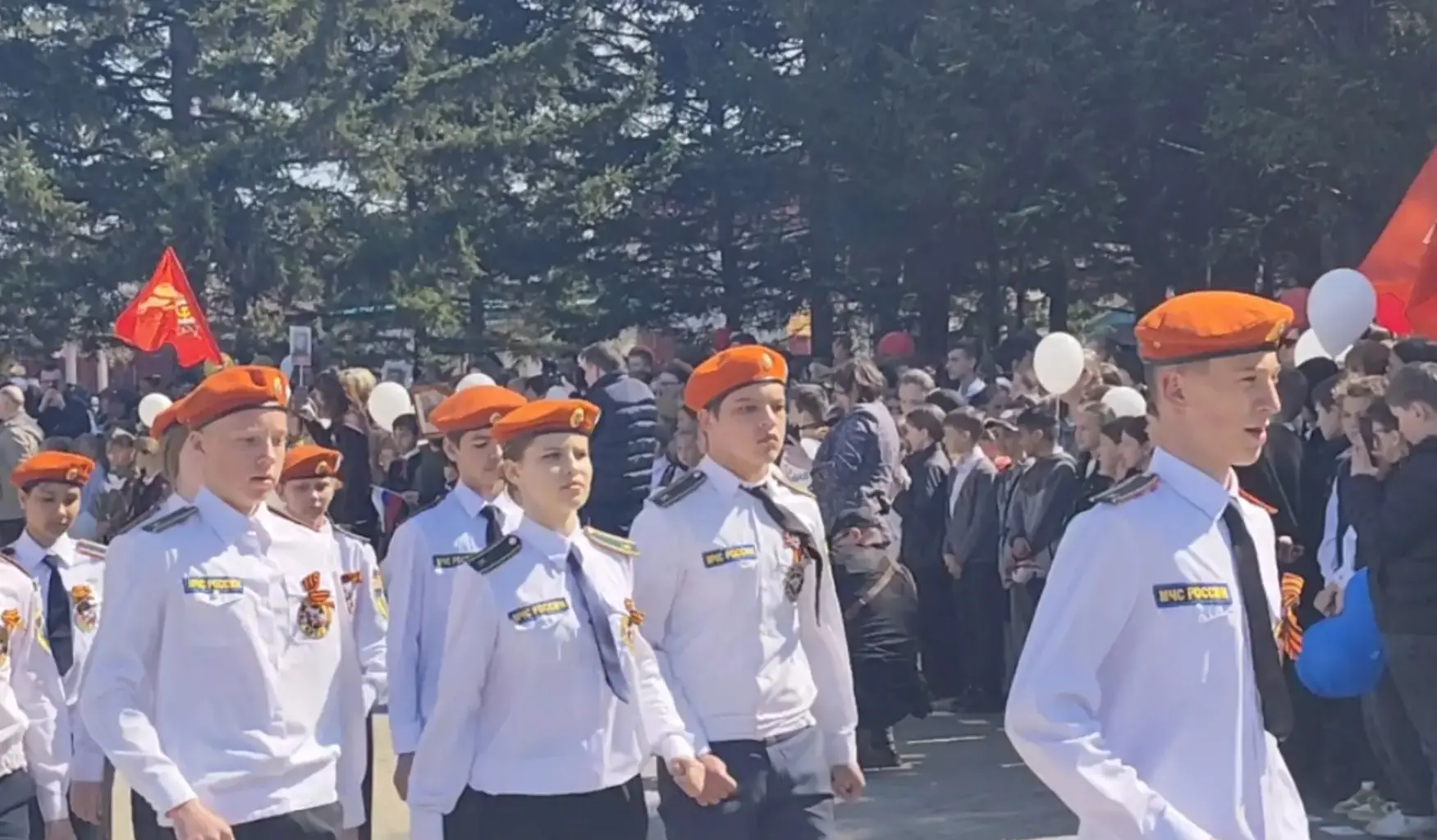 Сегодня наш кадетский класс принял участие в районном параде. Участники школьного отряд...