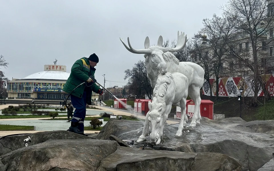 ⛲ В Рязани фонтаны начали готовить к запуску: моют чаши, дезинфицируют и проверят оборудование, к ма
