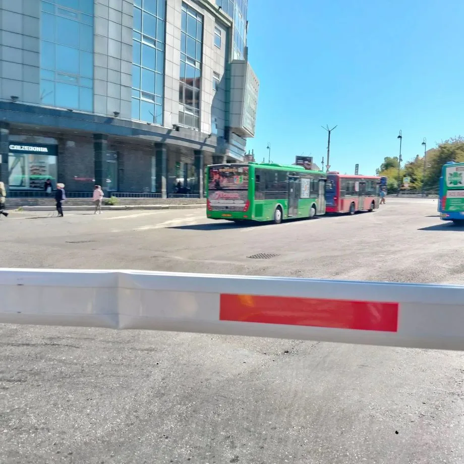 Невнимательный автомобилист протаранил новый шлагбаум в центре Владивостока