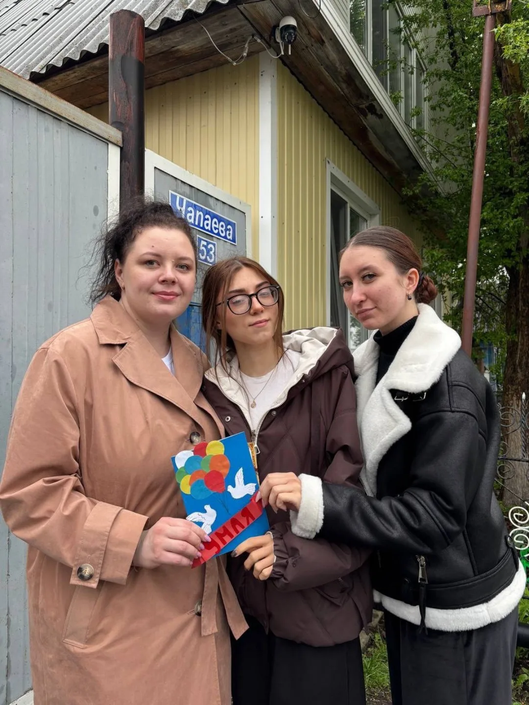 🌷❤️  Накануне Дня Победы волонтёрский отряд "#PROдобро" и учащиеся психолого-педагогического класса,
