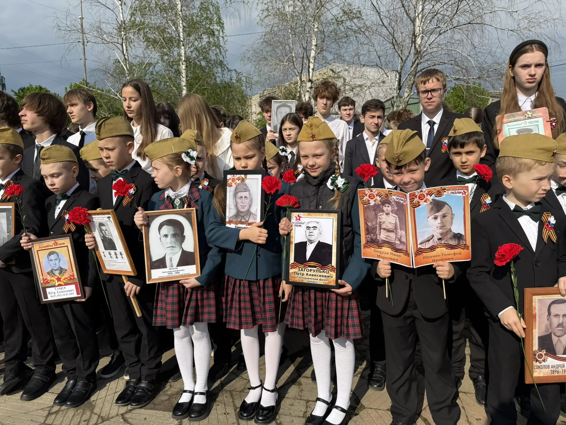 Сегодня в нашей гимназии прошла трогательная торжественная линейка «Бессмертный полк» 🕊️🇷🇺  На этих 