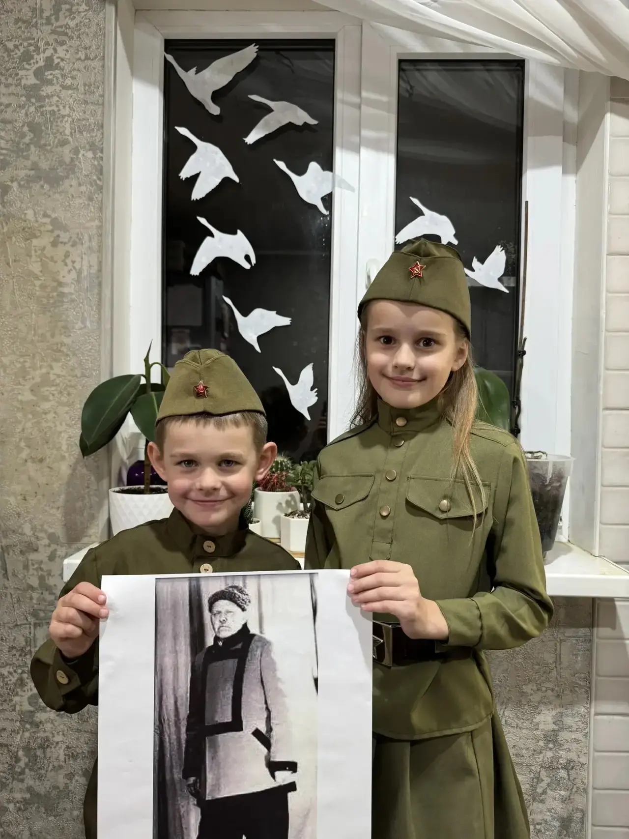 "Окна Победы" в МБОУ СОШ №3: Наш вклад в память о подвиге! 🇷🇺  наши ученики, учителя и родители объе