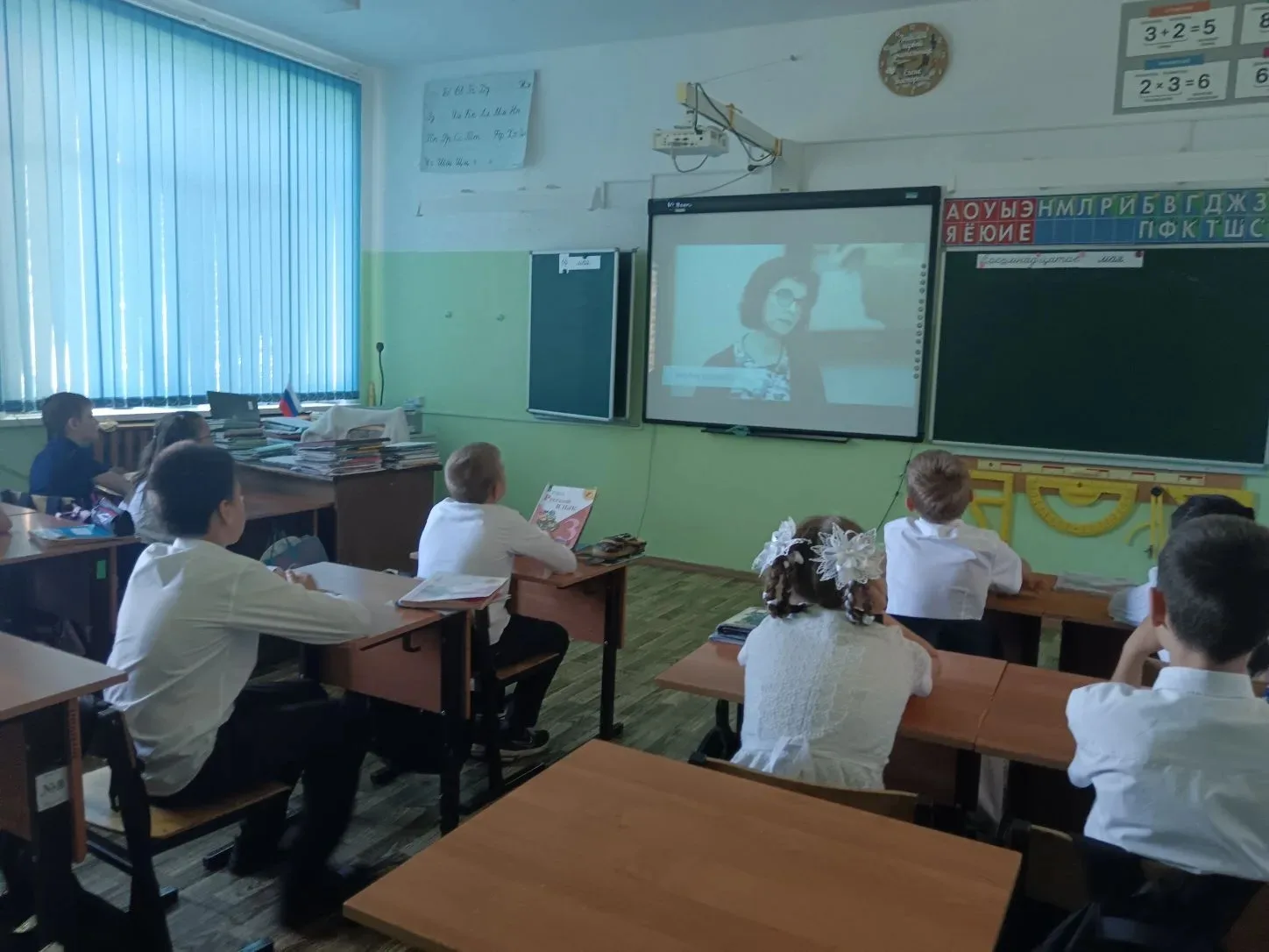 🇷🇺 Понедельник, 18 мая: торжественная линейка и «Разговоры о важном»