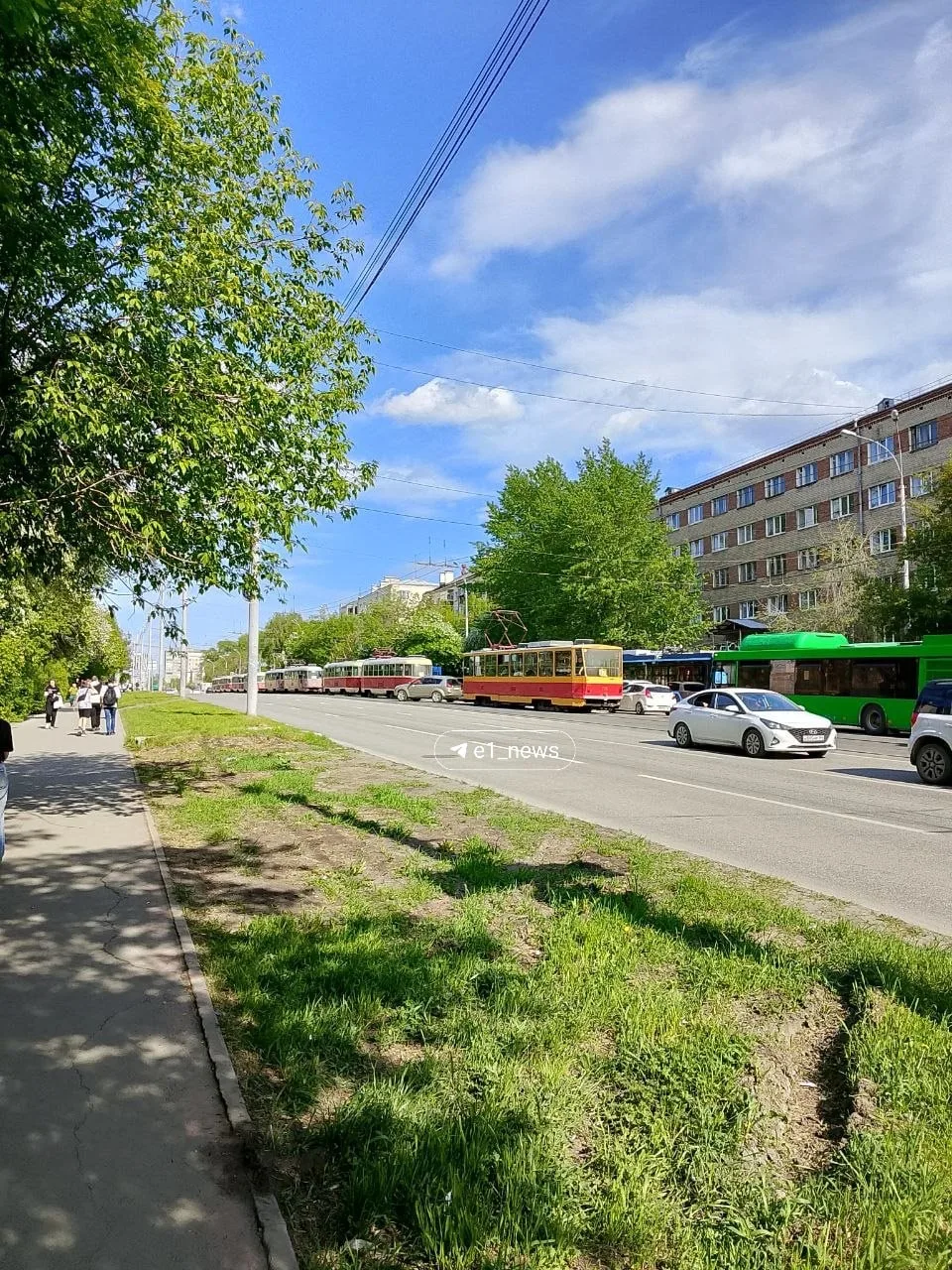 На улице Гагарина в сторону ЖБИ тем временем уже пробка...  Если вы уже стоите в ней, предлагаем вам