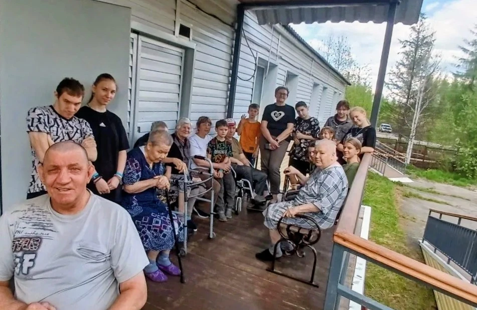 Когда встречаются поколения... ❤️

К нам в гости приходили ребята из детского дома «Вектор»! Вместе 