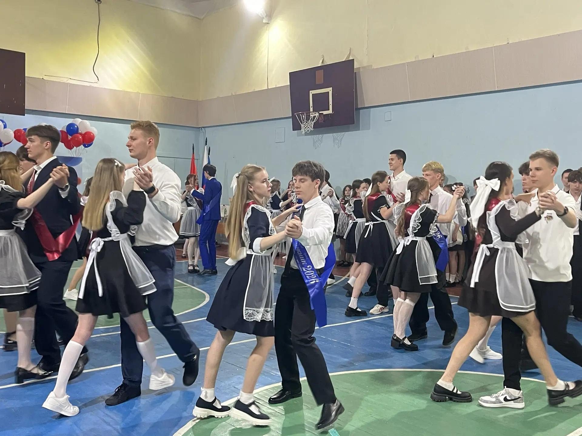 🎓✨ Сегодня, 26 мая, в нашей школе прозвенел Последний звонок для выпускников 9-х и 11-х классов! ✨🎓 