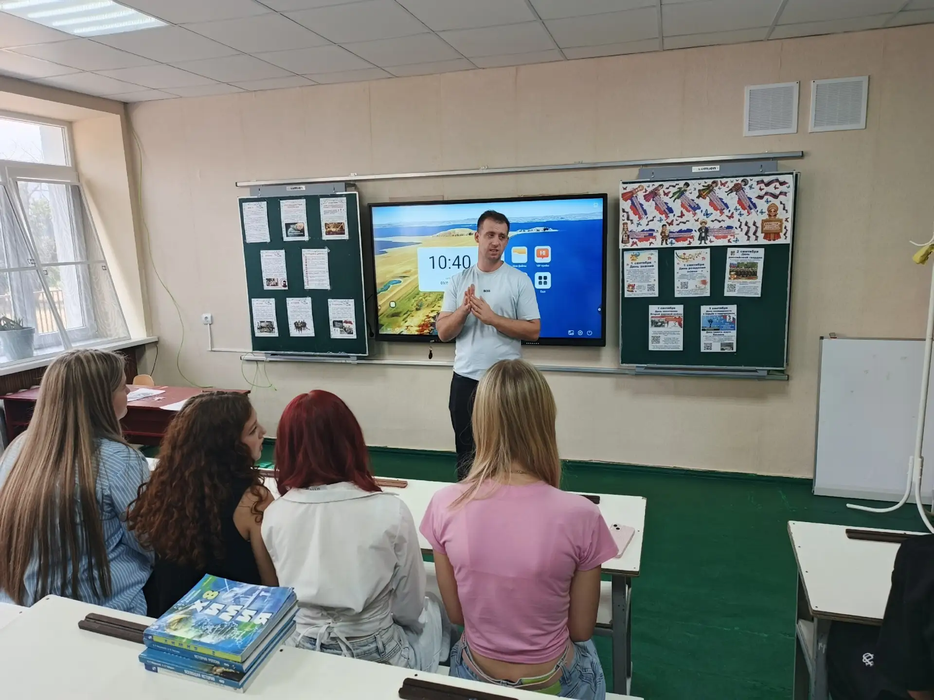 В Антрацитовской средней школе №3 прошел урок, посвященный Дню окончания Второй мировой...