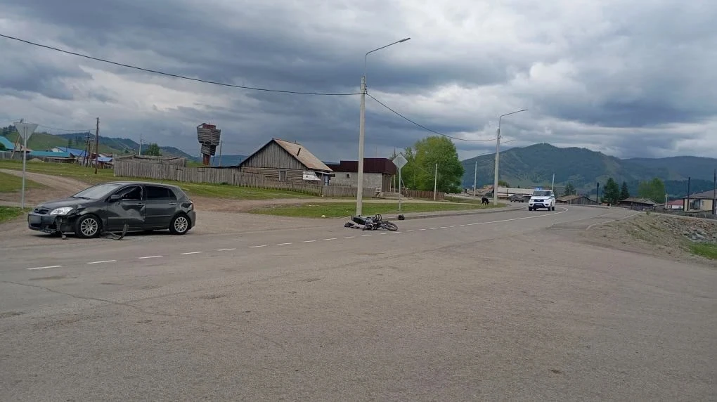 Пенсионер на мотоцикле врезался в автомобиль в Ябогане.