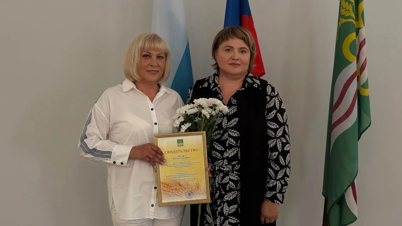 Директор дома культуры посёлка Мартюш - Оксана Павловна Вольф была занесена на Доску почёта Каменско