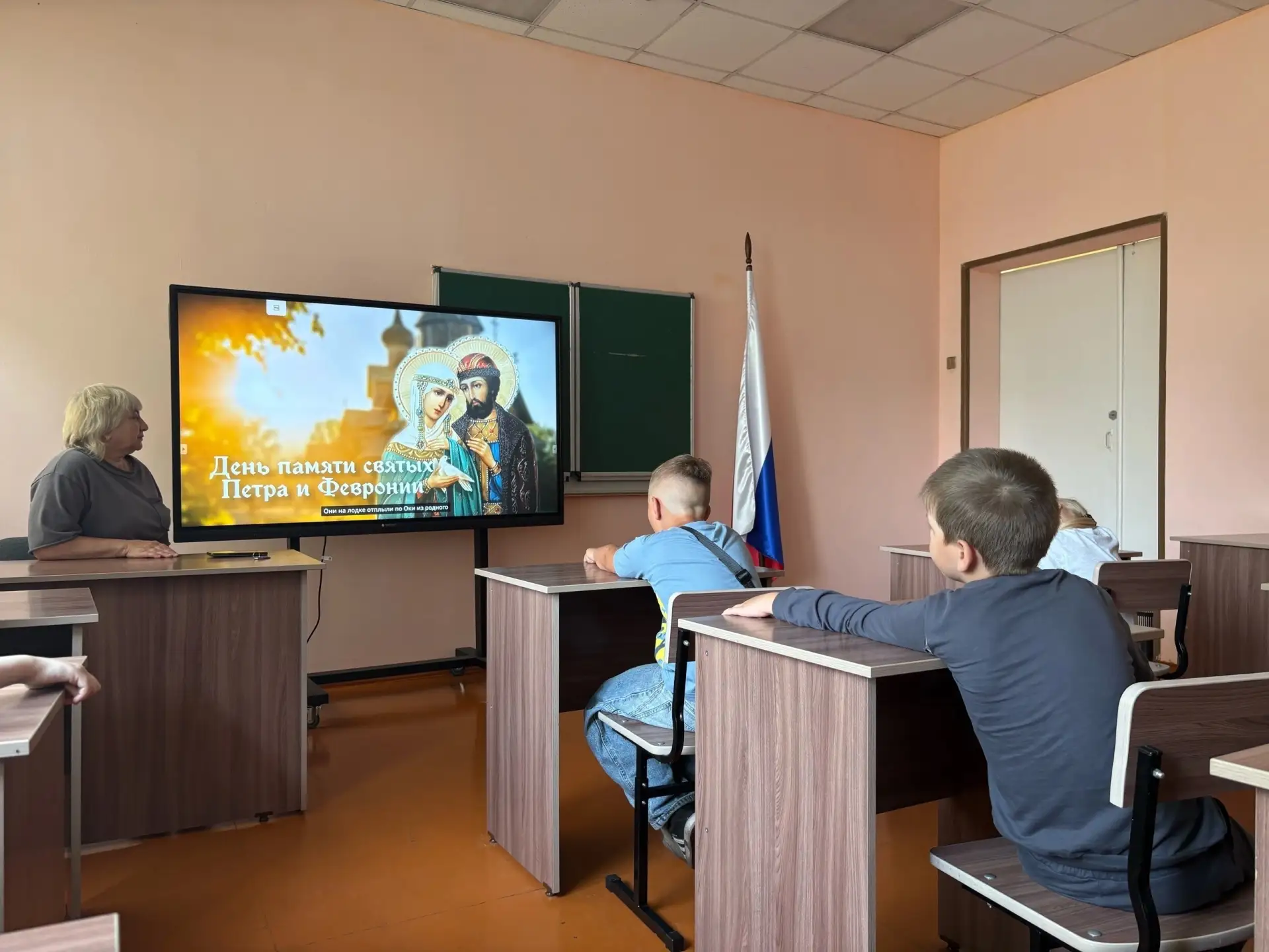 ☀ ДЕНЬ СЕМЬИ В «ГОРОДЕ СЧАСТЬЯ»! 
 
Что сегодня в моде? 
Стильные кроссовки? 
Гаджеты? 
А вот и нет!