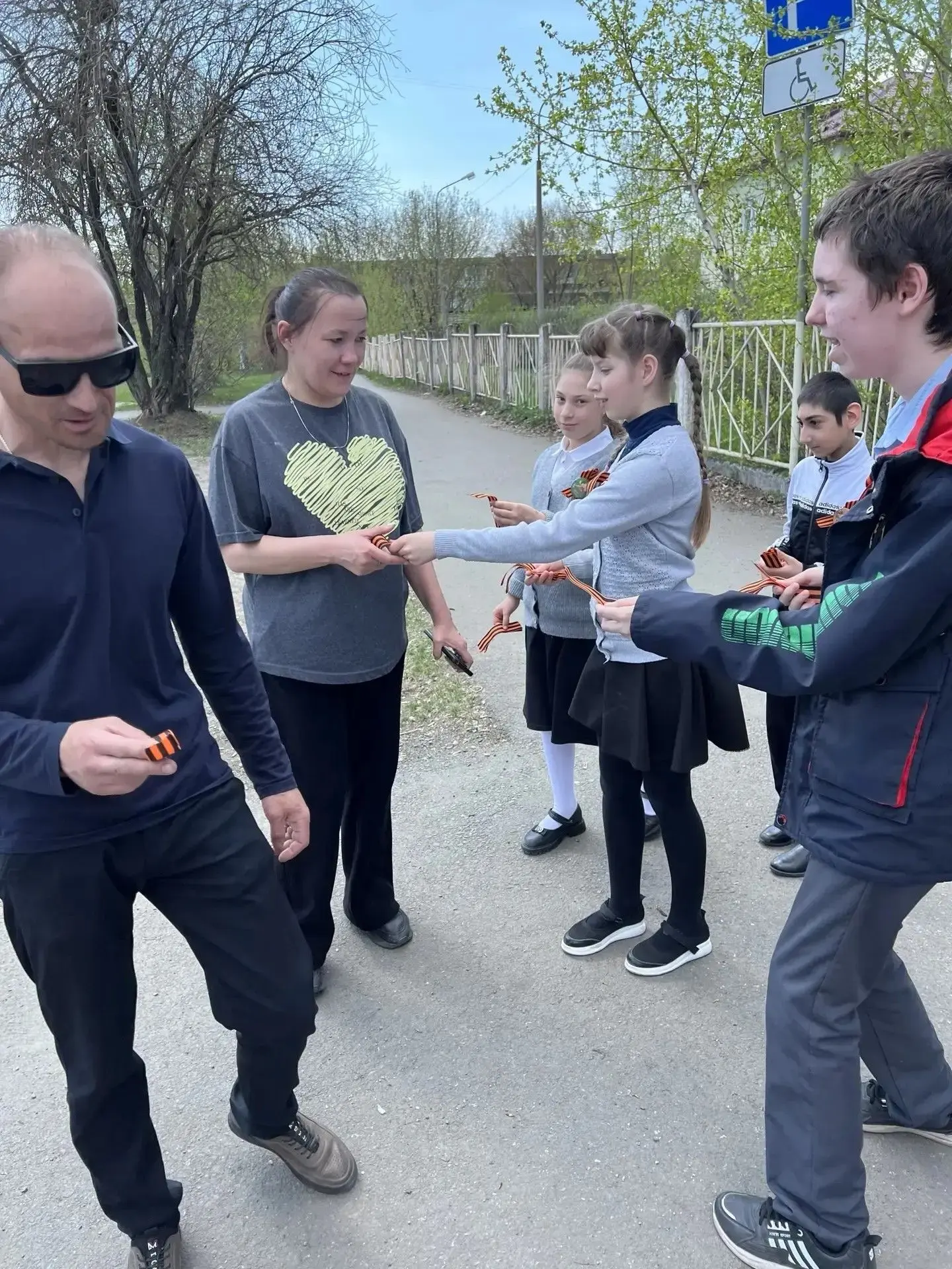Акция "Георгиевская ленточка". Ученики 3 Б и 8 Б классов под руководством классных руко...