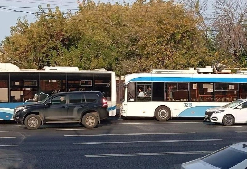🚎 В Самаре троллейбус столкнулся с автобусом у автовокзала.