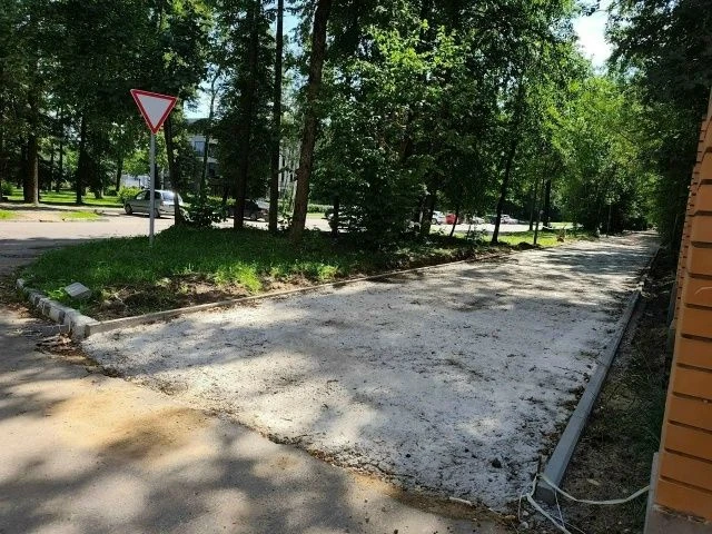 Дорожники продолжают ремонтировать дороги

На прошлой неделе ремонтные работы шли на улицах Борисогл