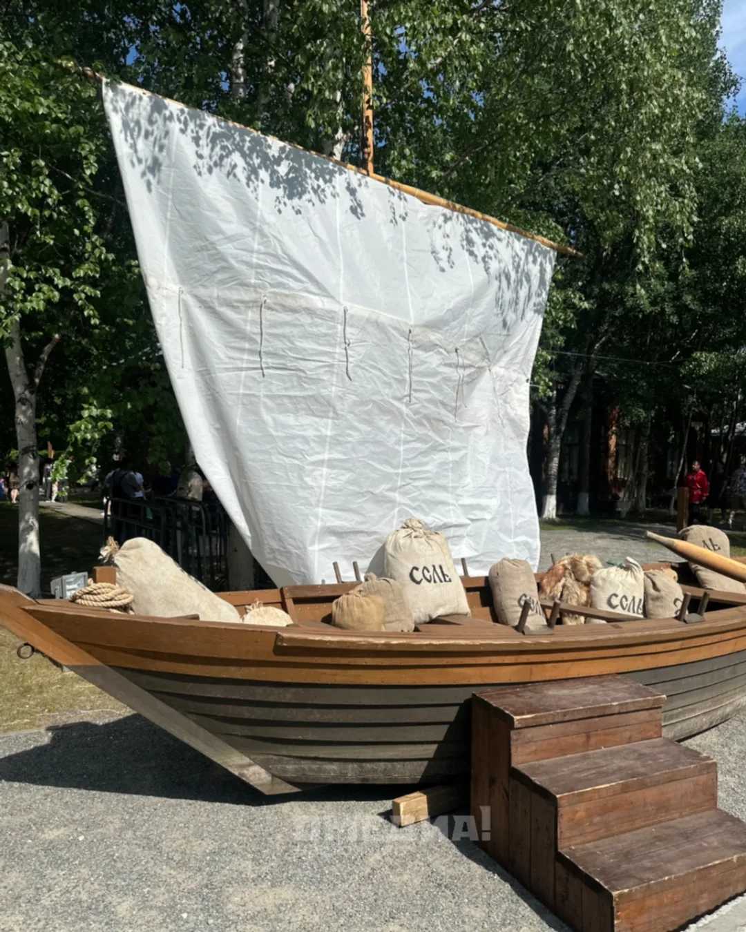 Копия казачьего струга в «Старом Сургуте», где сейчас проходит фестиваль Мангазейский ход 🙌🏻