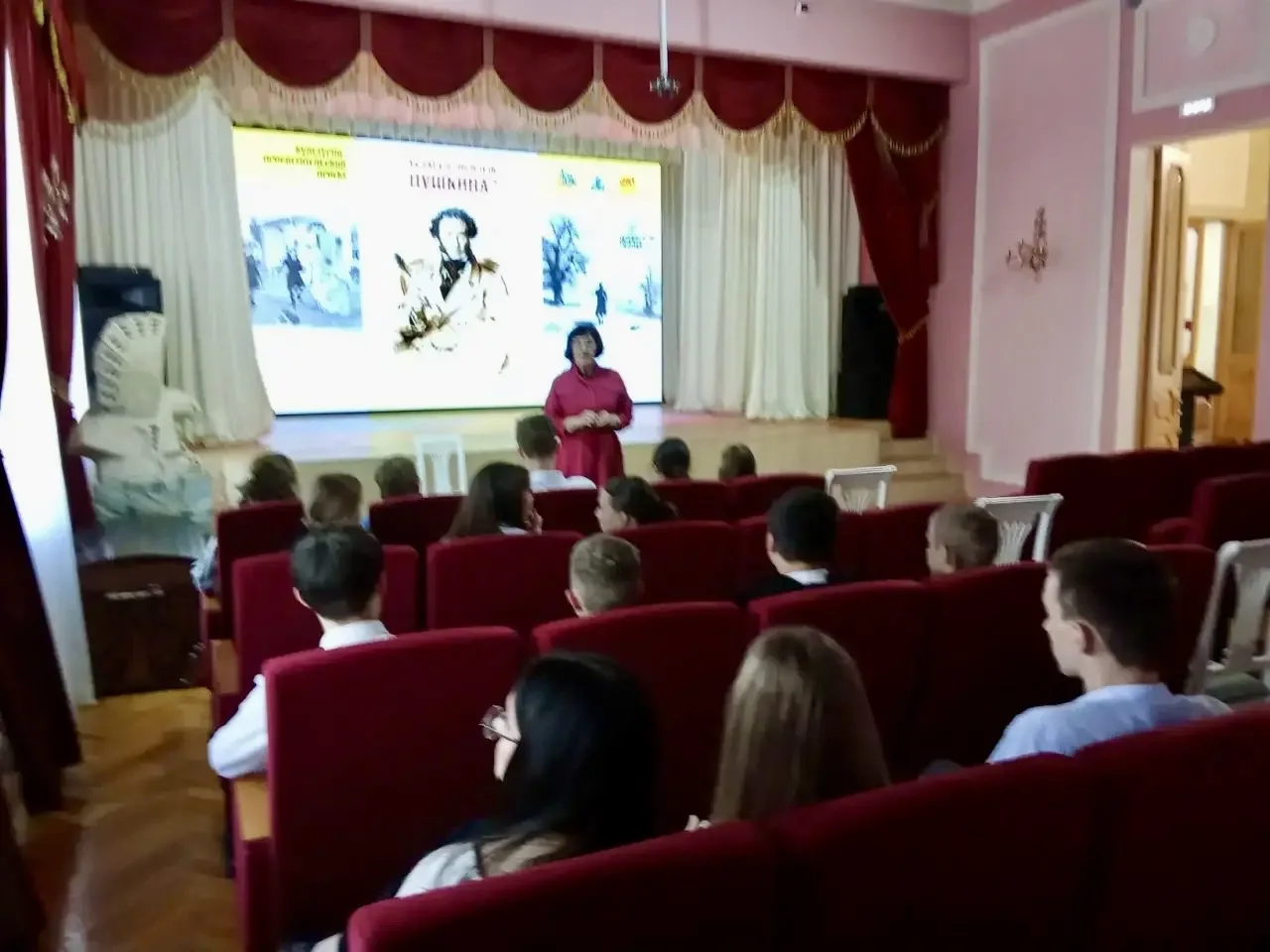 8 апреля 2026 года наш 8 «Б» класс побывал в Ставропольском краевом Доме народного творчества — ребя