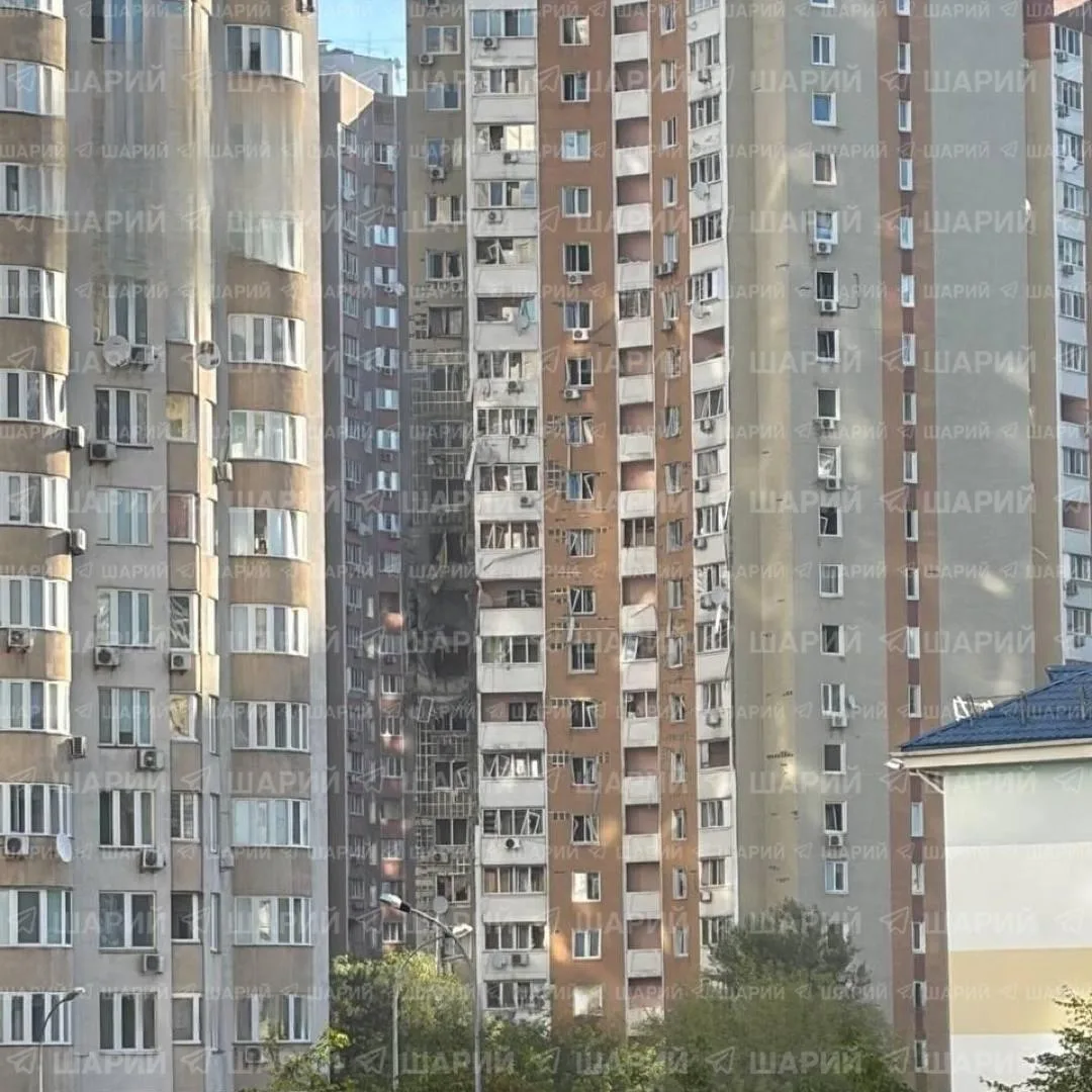 В Дарницком районе Киева в результате атаки повреждена 16-этажка.