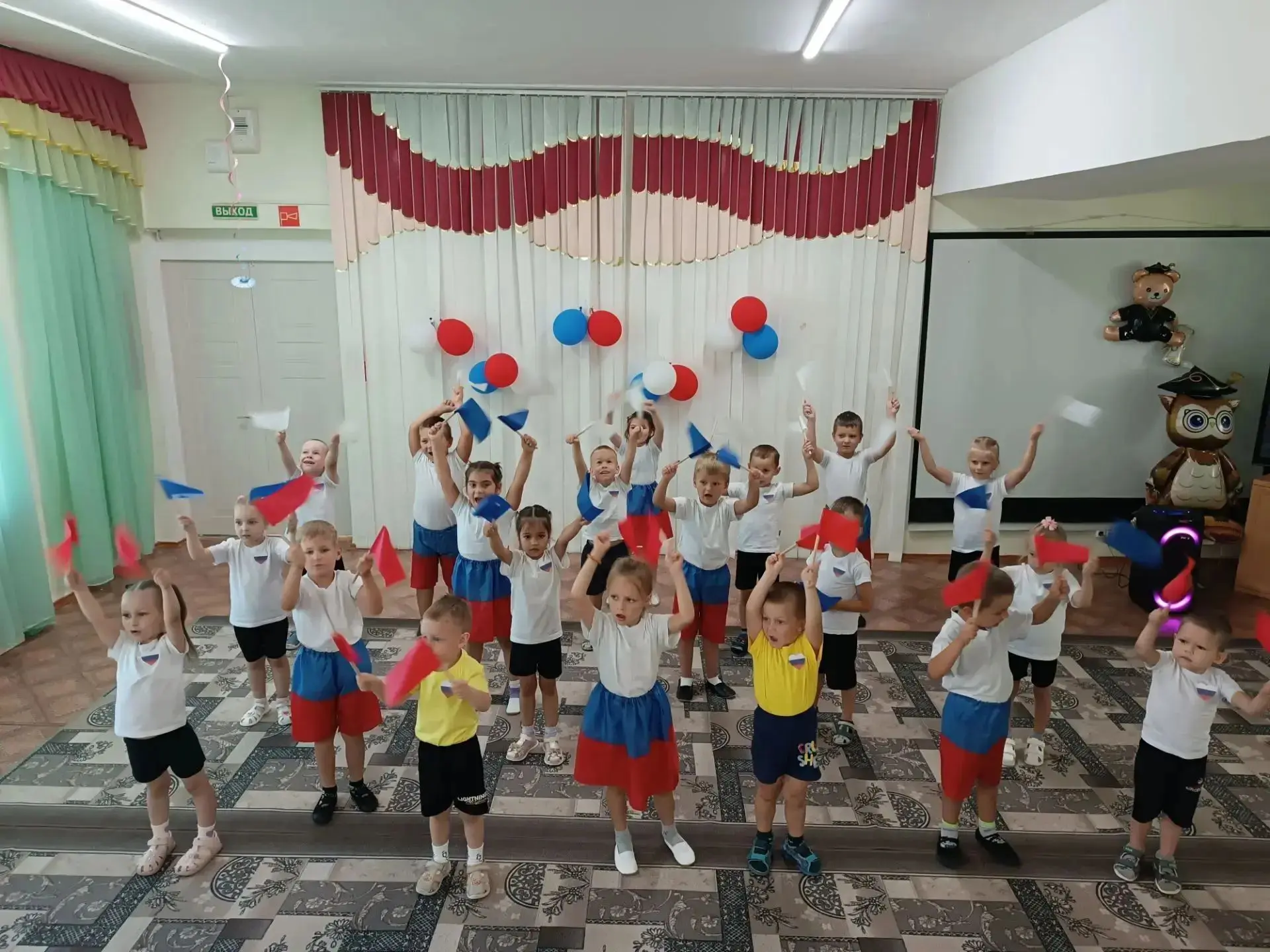 🎉 В старшей группе ребята отметили День  флага России - ярко и творчески! Сначала в че...