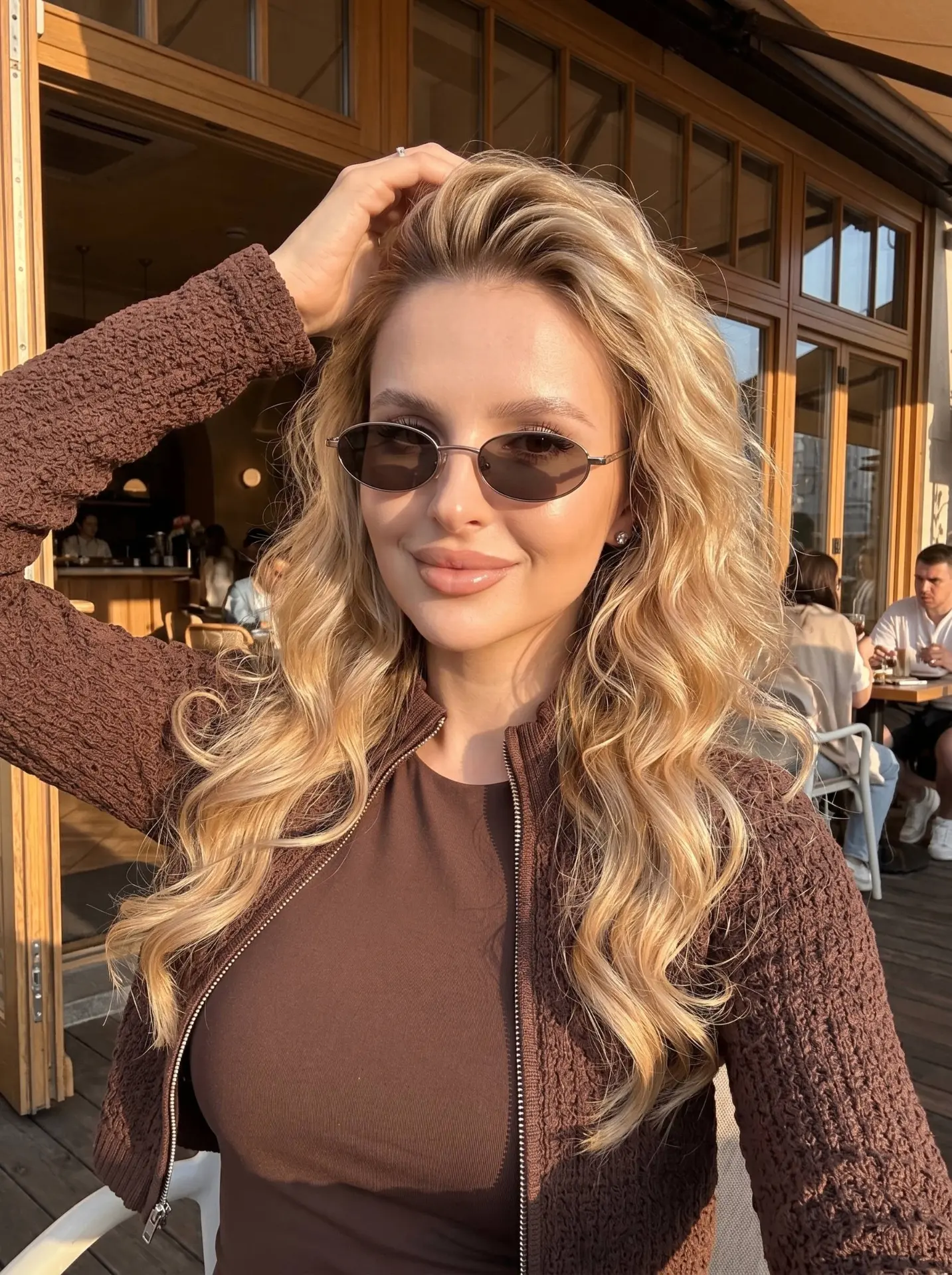 сохранить точные черты лица и внешности с исходного фото, ultra realistic feminine selfie portrait  