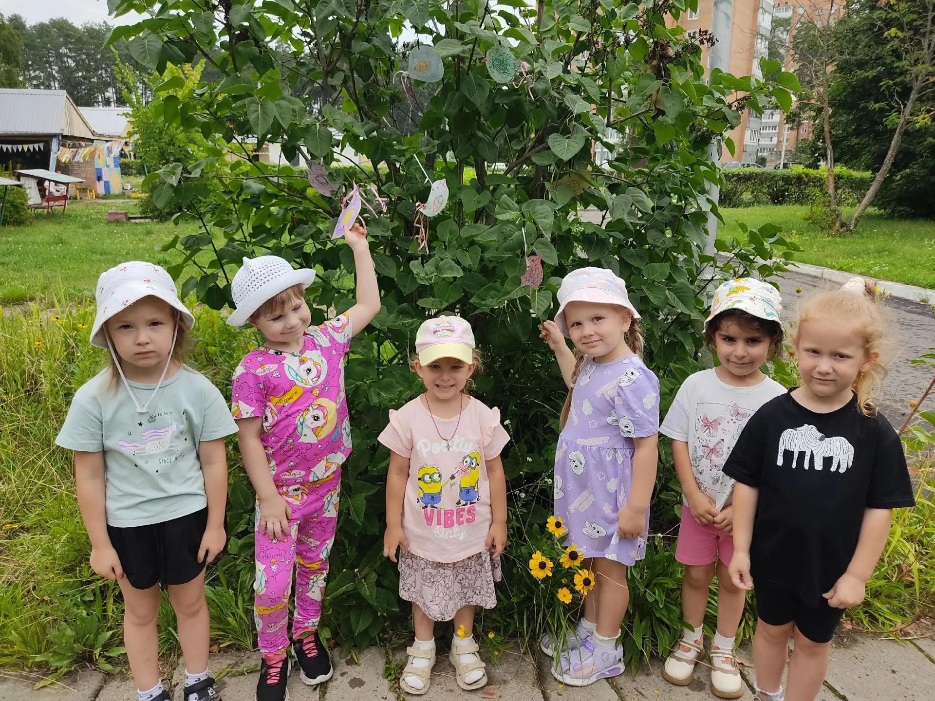 🌳«Дерево искусств»: наша выставка под открытым небом🌳
🐦☀️Сегодня на прогулке у #Акварелек обычное