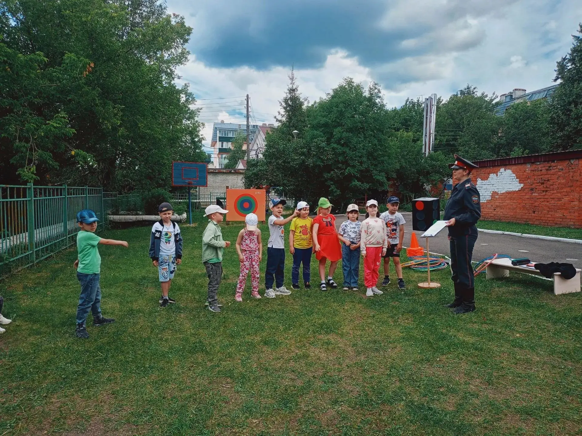 В нашем детском саду прошло спортивно-развлекательное мероприятие, посвящённое правилам дорожного дв