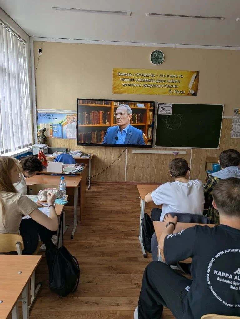 В преддверии памятных дней военной истории России в школе прошел кинопоказ фильма «Командовать парад