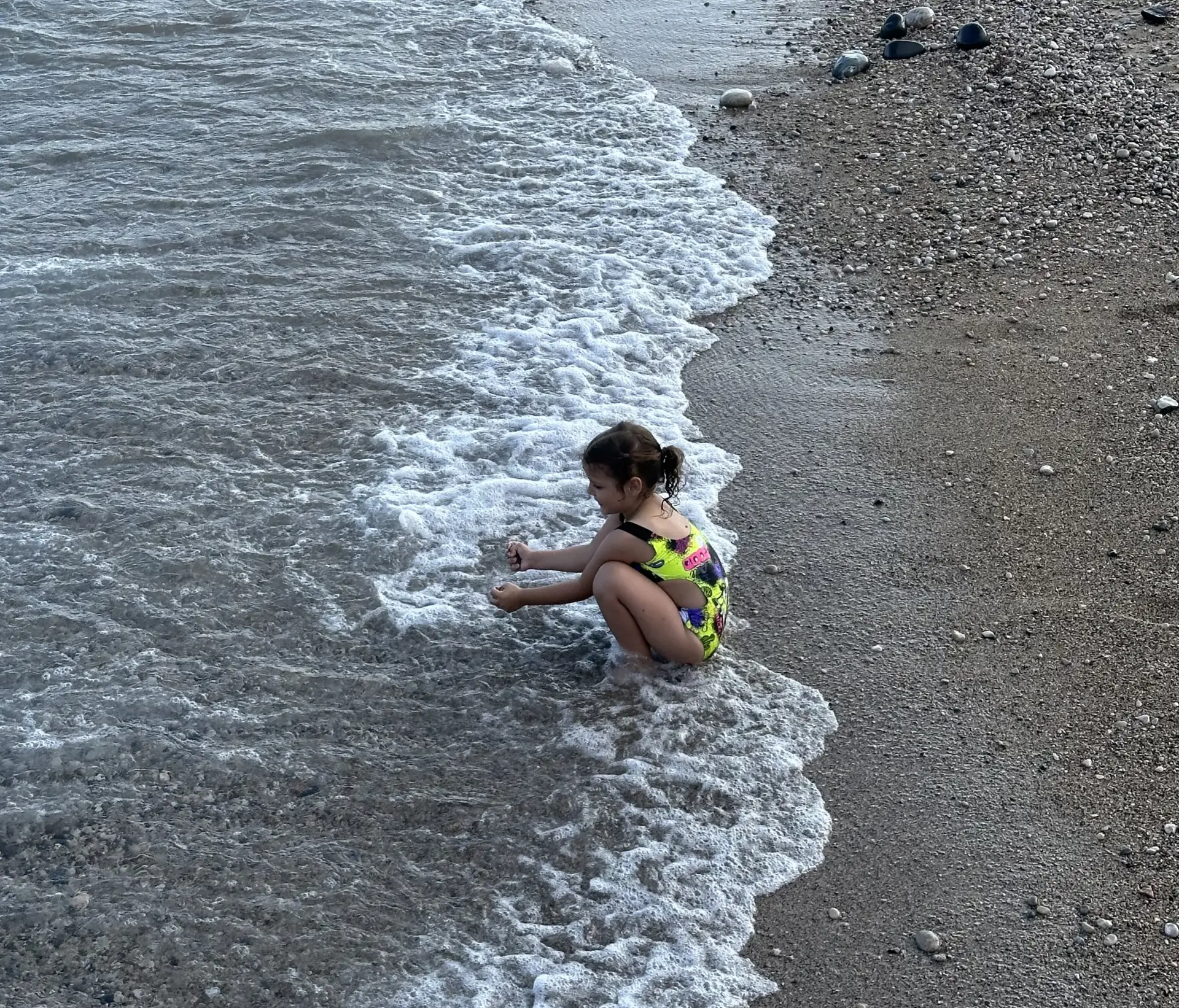 🌊«Надежда – это знать, что волны утихнут. А любовь – это держаться за руки, даже когда шторм, и не 