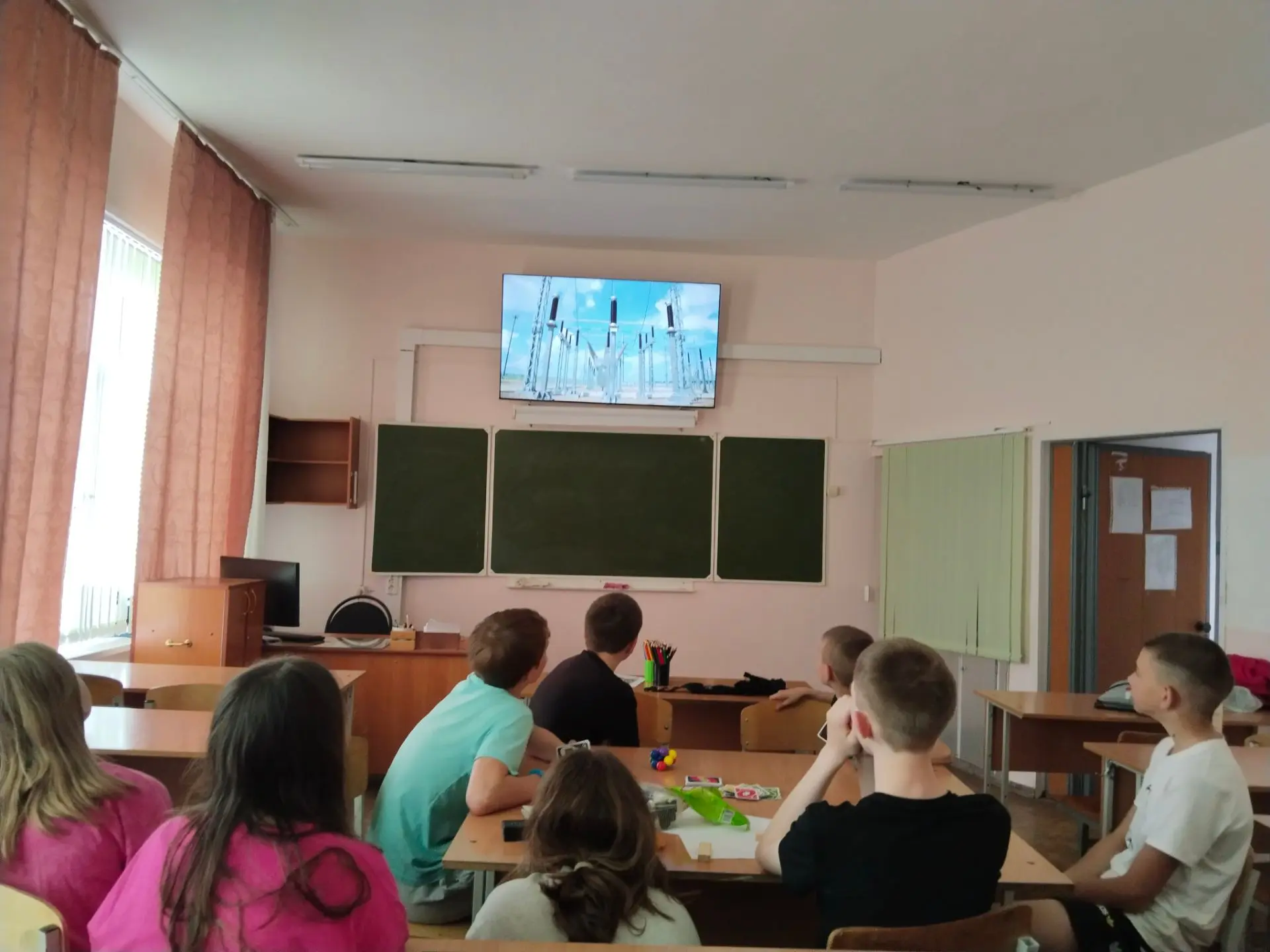 🔌 Уроки электробезопасности продолжаются — даже летом! 🔌

Лето — время активного отдыха, новых отк