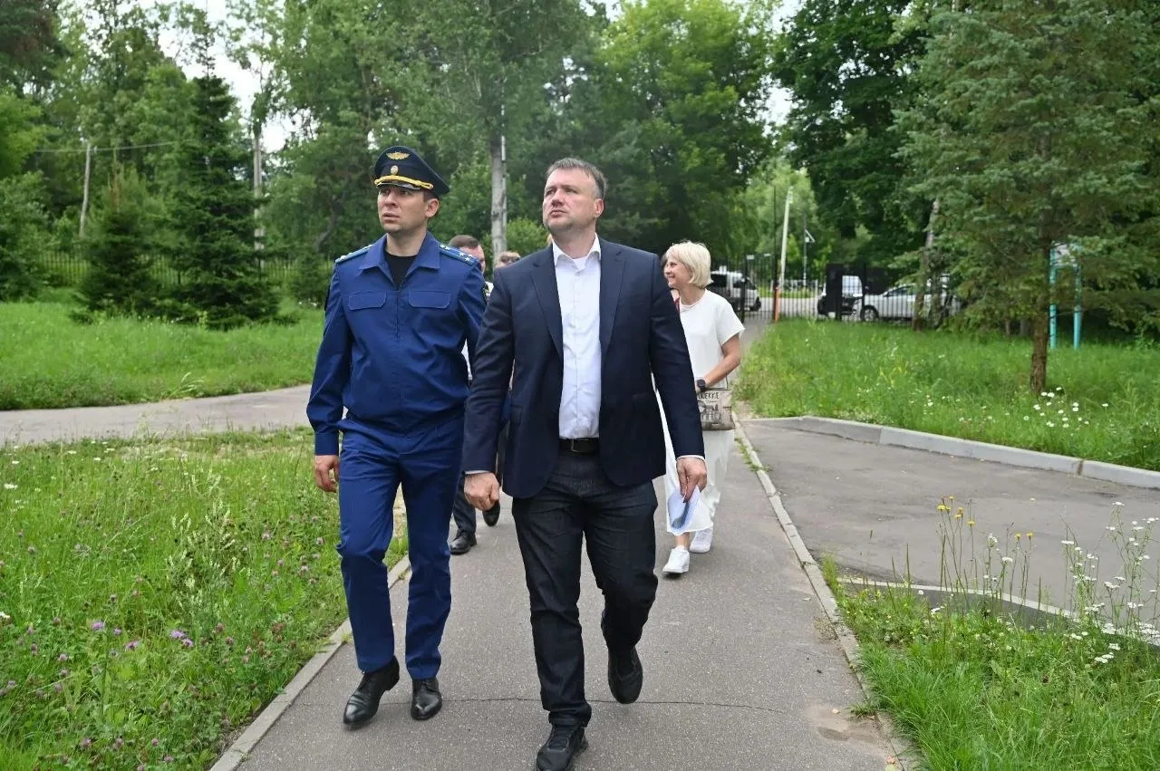 Совместно с городским прокурором Виталием Хрипуновым проверил готовность УИКов к осенни...