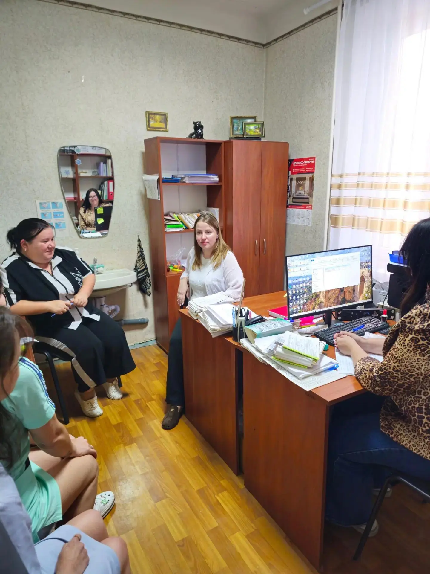 Депутат Амвросиевского муниципального совета Виктория Кудряшова провела встречу с сотру...