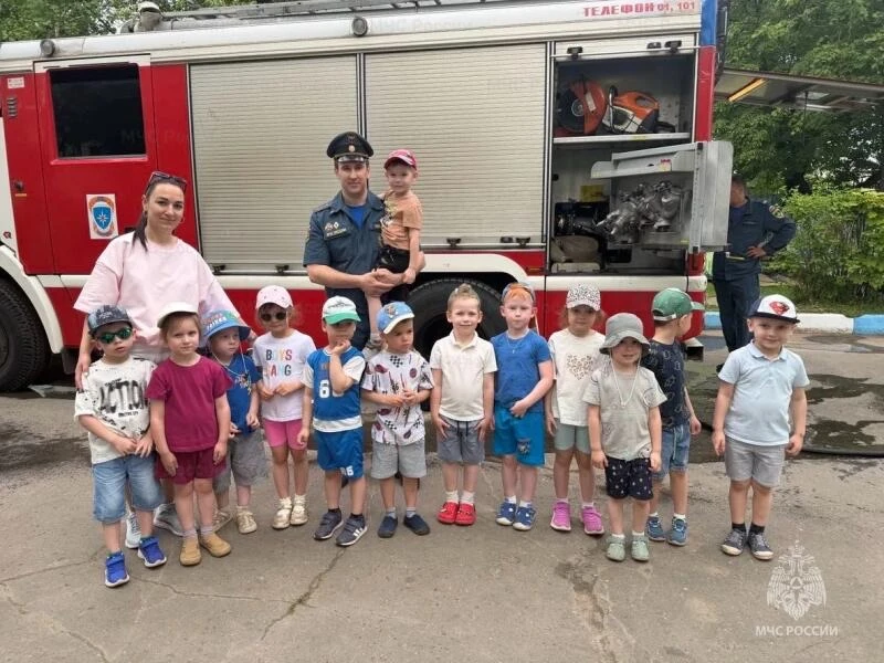 🚒 Юные герои из Лобни узнают больше о профессии пожарных  Сотрудники отдела надзорной деятельности и
