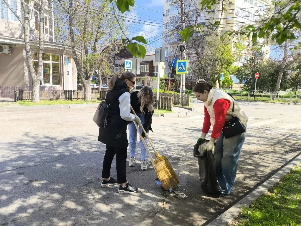 Анапа присоединилась ко Всероссийскому субботнику  Жители города, сотрудники предприятий, организаци