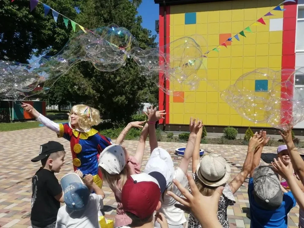 9 июня прошло мероприятие "Шоу мыльных пузырей". Ребят встречали весёлые клоуны, показывая магию с м