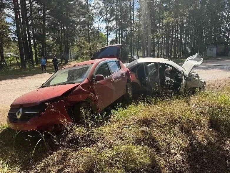 В Можге на переулке Дорожном столкнулись два автомобиля — пострадали четыре человека, с...