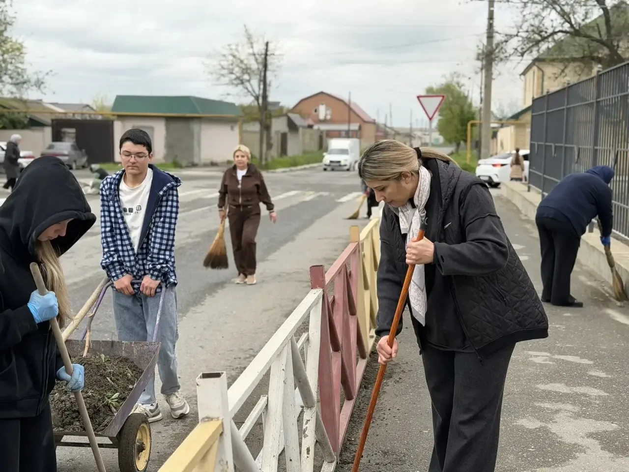 Проведение Всероссийского субботника  в гимназии №1  На территории гимназии успешно проведен Всеросс