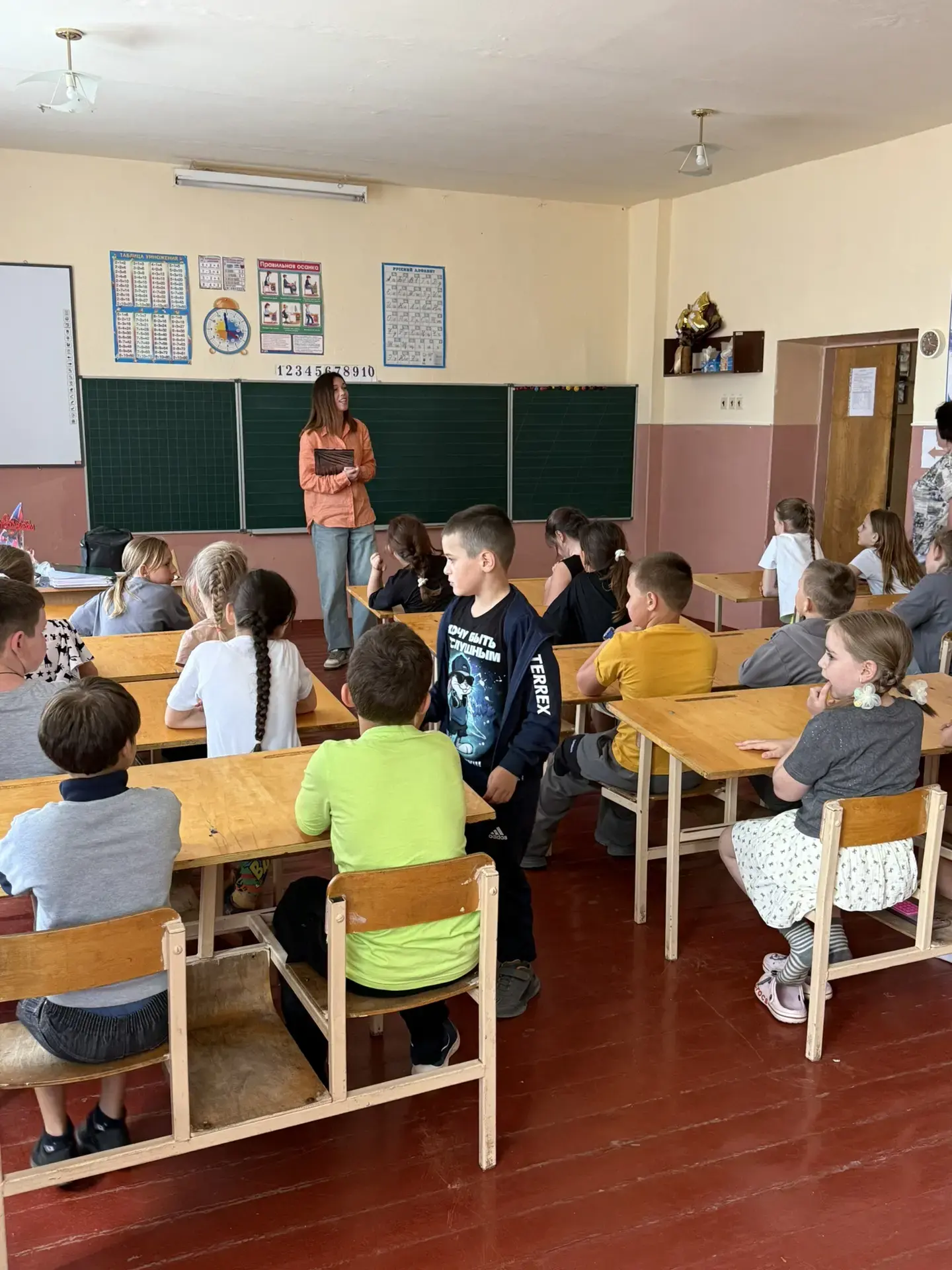 На базе ГБОУ «Седовская школа», для учащихся 1-4 классов руководитель кружка по декорат...