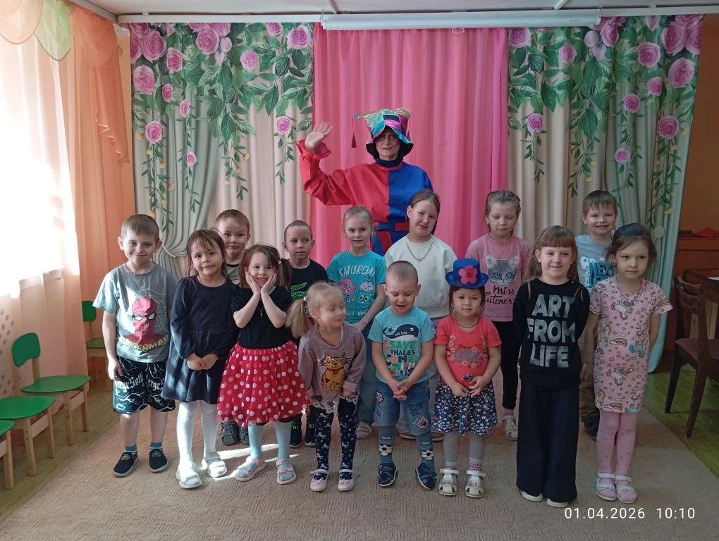 1 апреля в День смеха для ребят было проведено развлечение. В гости пришёл клоун Весель...