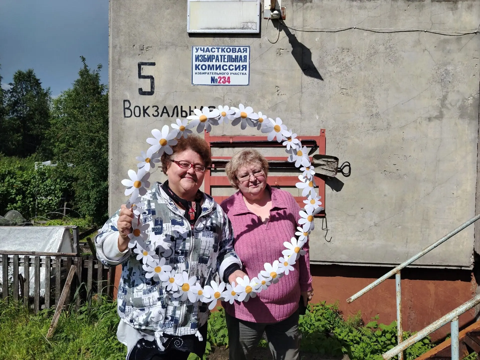 🌼 В День семьи, любви и верности работники Дома культуры и библиотеки провели акцию "Д...