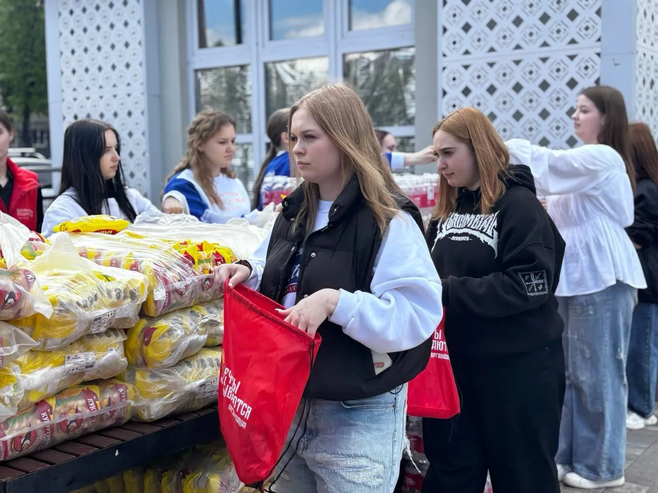 🏃‍♂️ Подольские волонтеры помогли упаковать более 1200 памятных наборов для участников забега «Бежим
