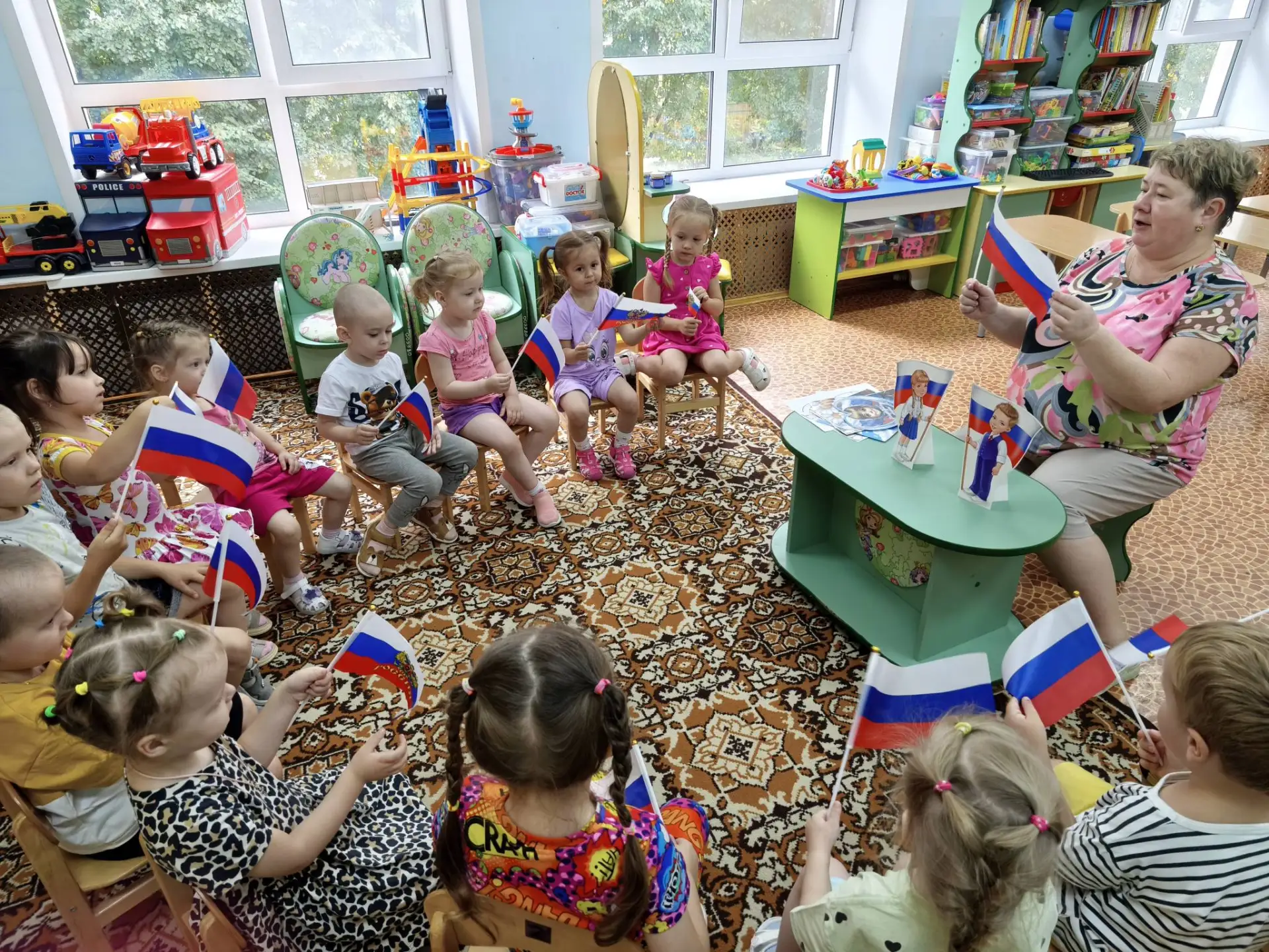 Белый цвет - берёзка, Синий- неба цвет, Красная полоска- солнечный рассвет. В преддвери...