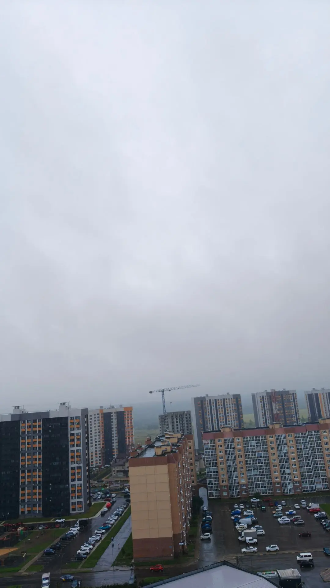 🌧 У нас сегодня такой сильный дождь — будто небо решило устроить большую стирку! И, по прогнозу, за