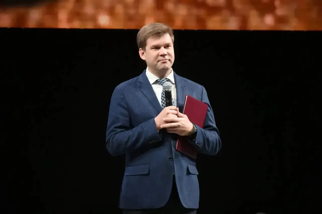 Сегодня вручил медали лучшим выпускникам Оренбурга!

Приятная статистика: в этом году школу с золото