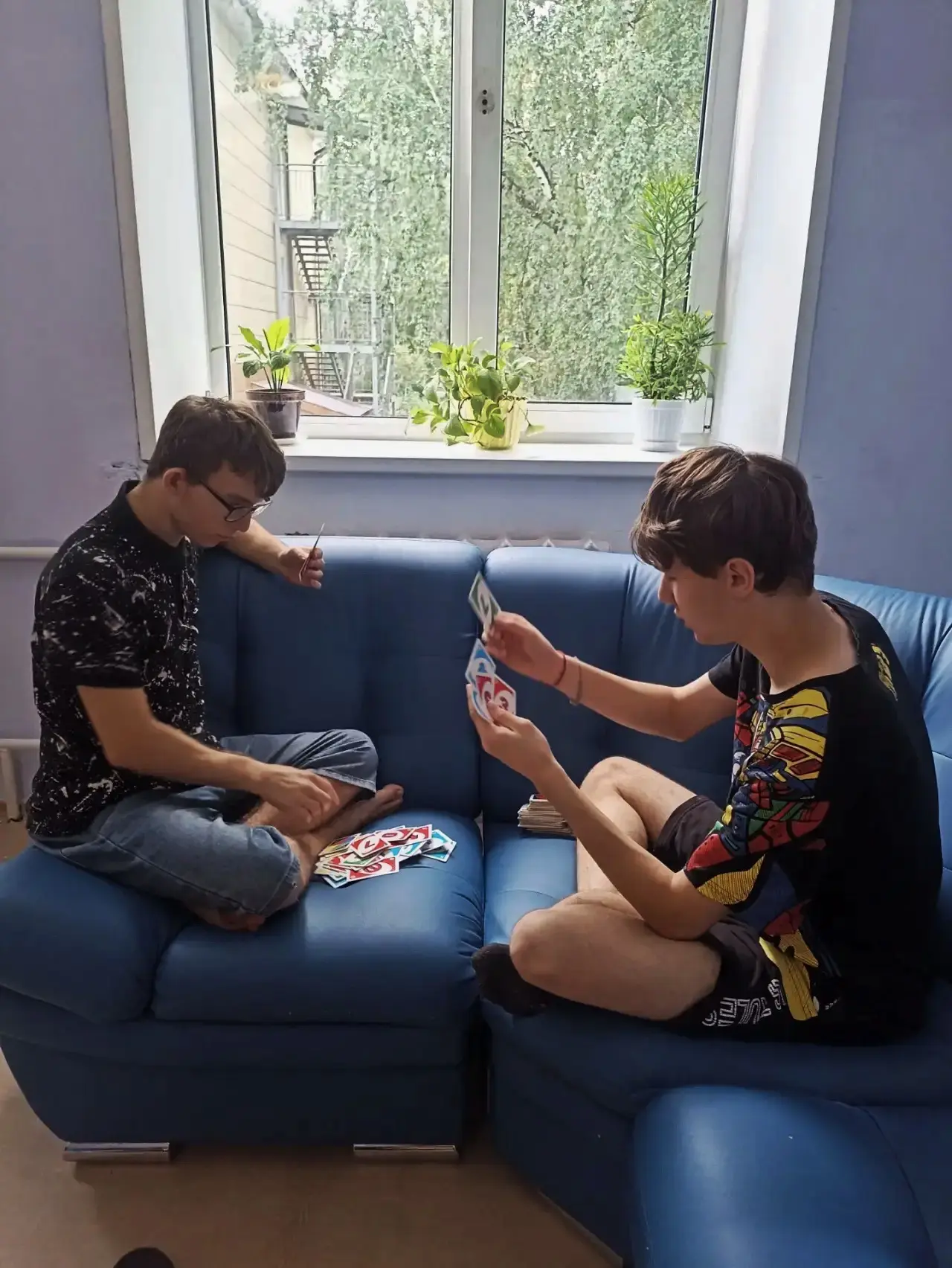 🌧 За окном дождь, а у нас в центре — уют и тепло! Мы собрались в нашей небольшой гостиной, и пасмур