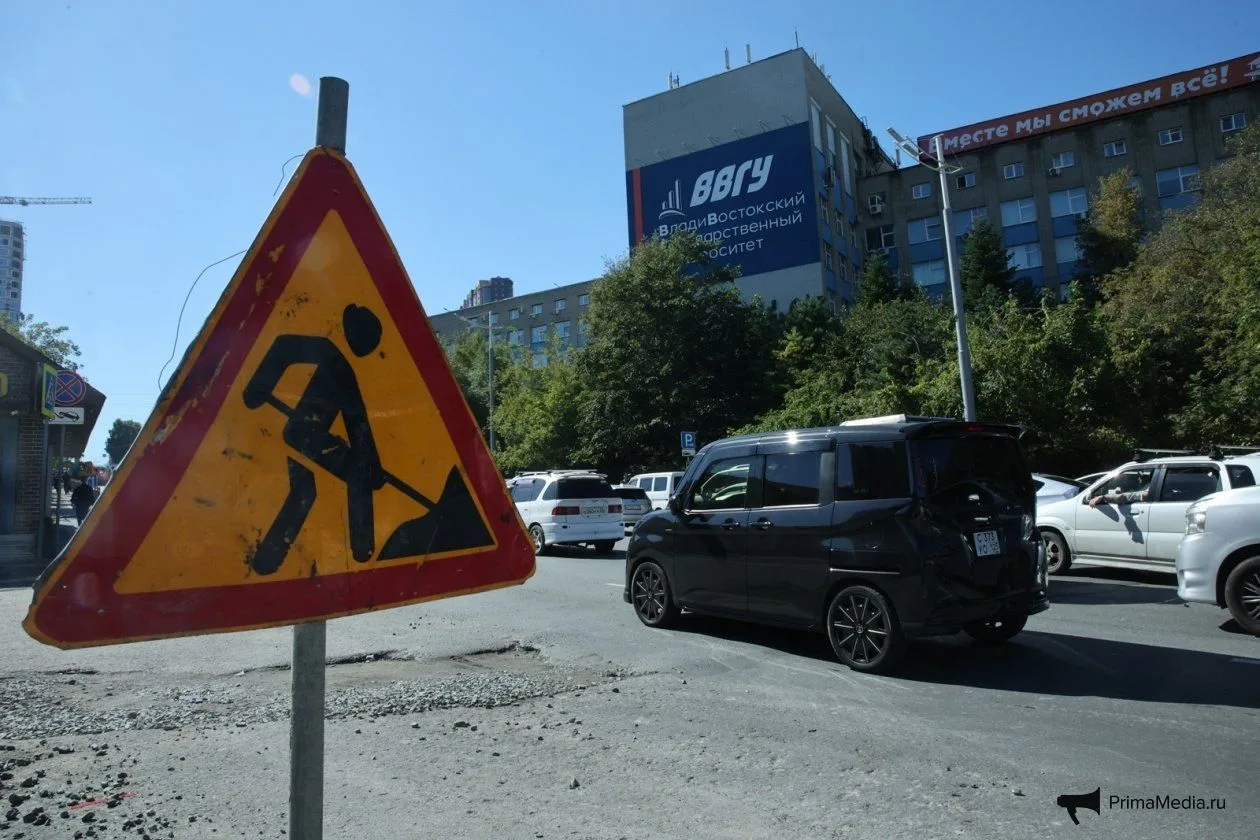 Движение на улице Гоголя во Владивостоке затруднено даже поздним вечером