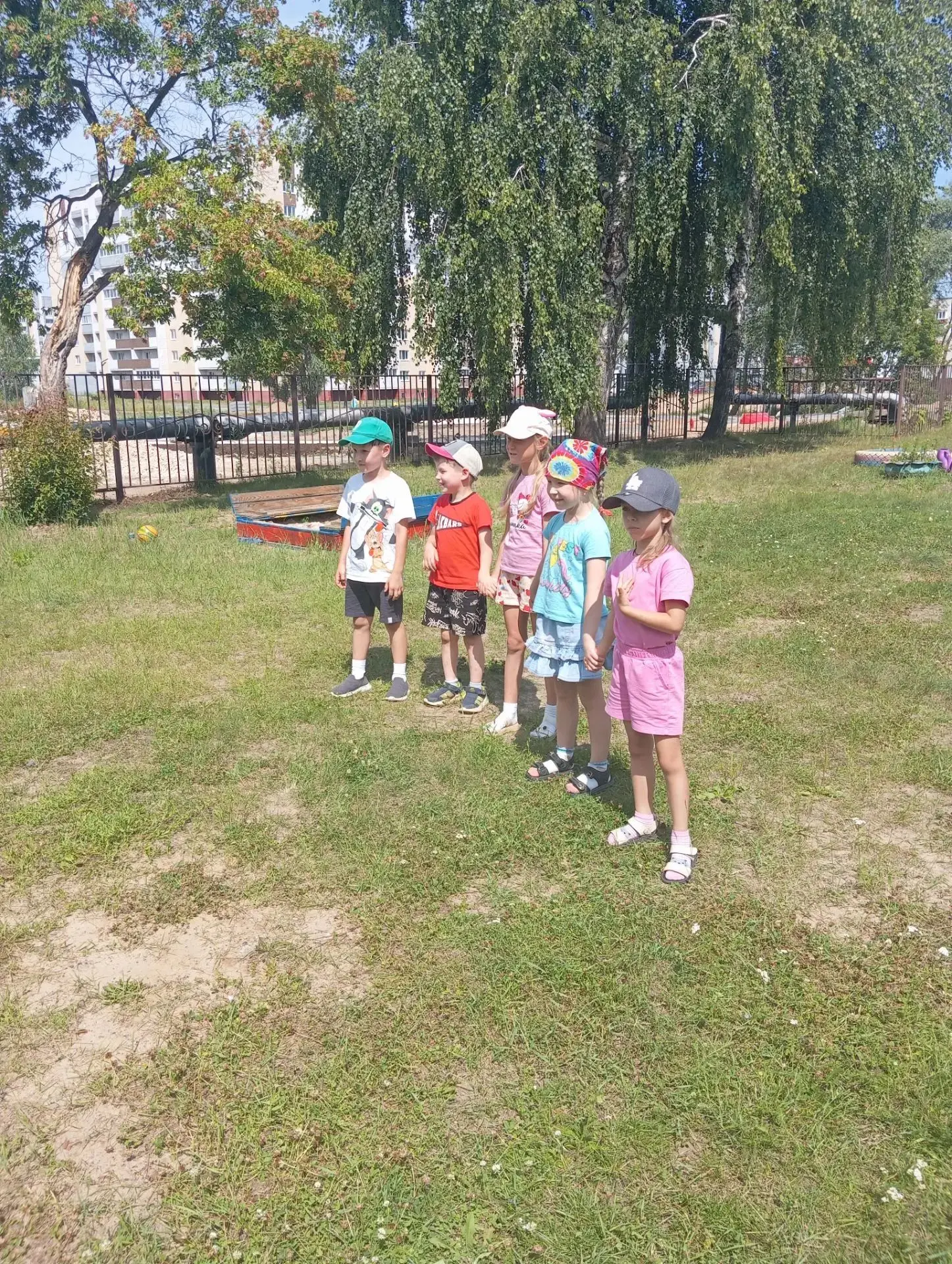 Дворовые (или уличные) игры — это самостоятельные, подвижные игры, возникающие по инициативе детей н