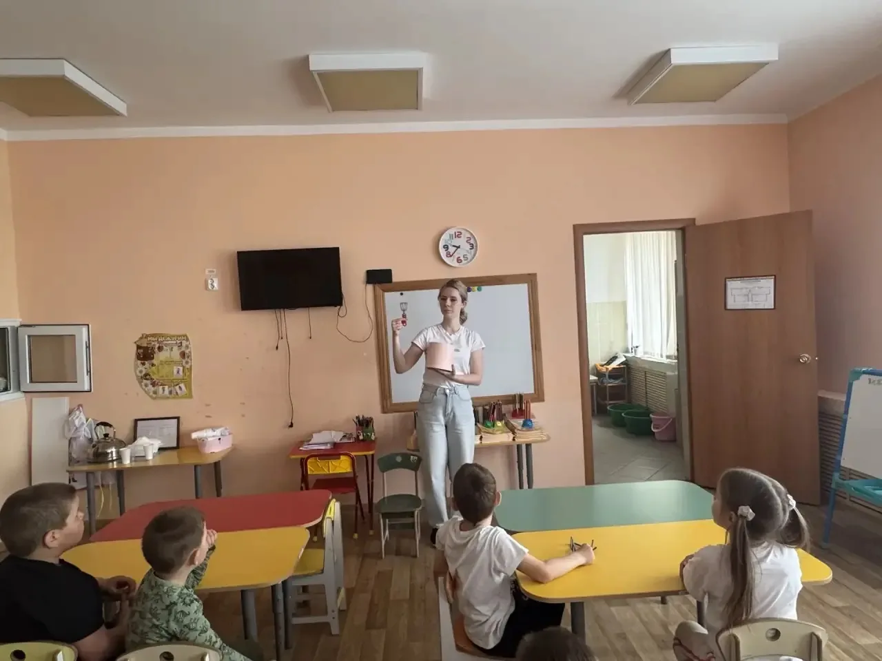 Сегодня в средней группе прошло увлекательное занятие «Мир профессий»! 🌟

Ребята отправились в путе
