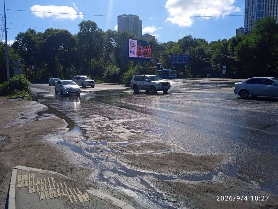 Зловонные потоки затопили несколько дорог во Владивостоке