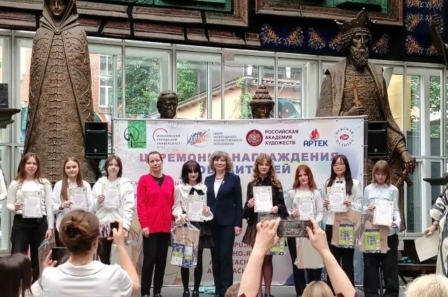 Юная художница из Алчевска покорила жюри международного конкурса!